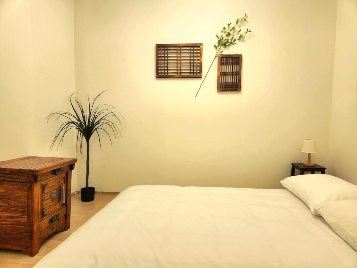 Byulbam - 5mins To Hyochang Park Station Apartment *